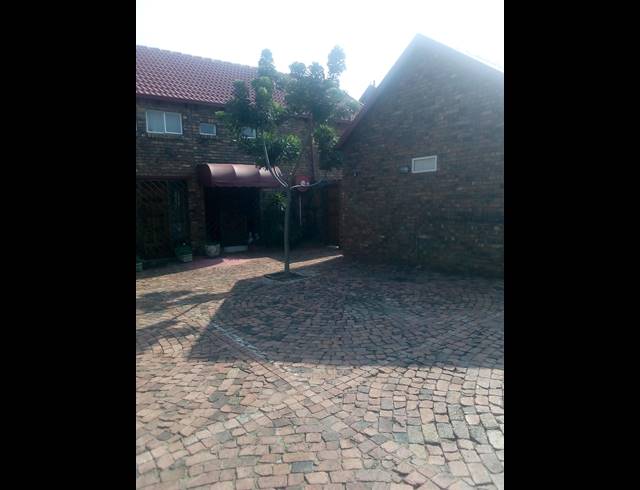 3 BEDROOM TOWNHOUSE RENTED IN GARSFONTEIN